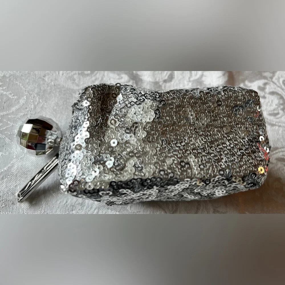 MAC Cosmetics dazzling silver